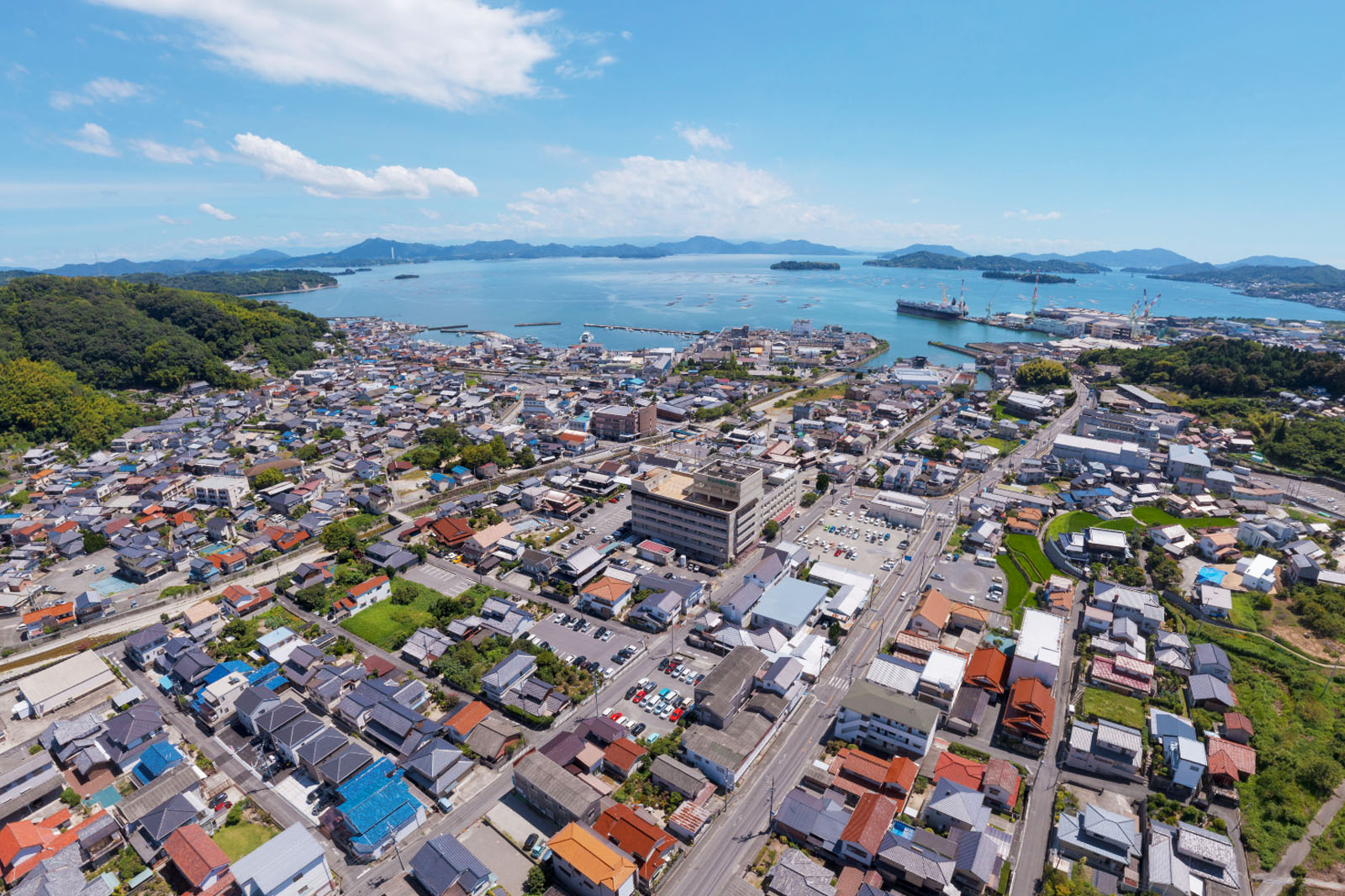 上空から撮影した海と島の景観