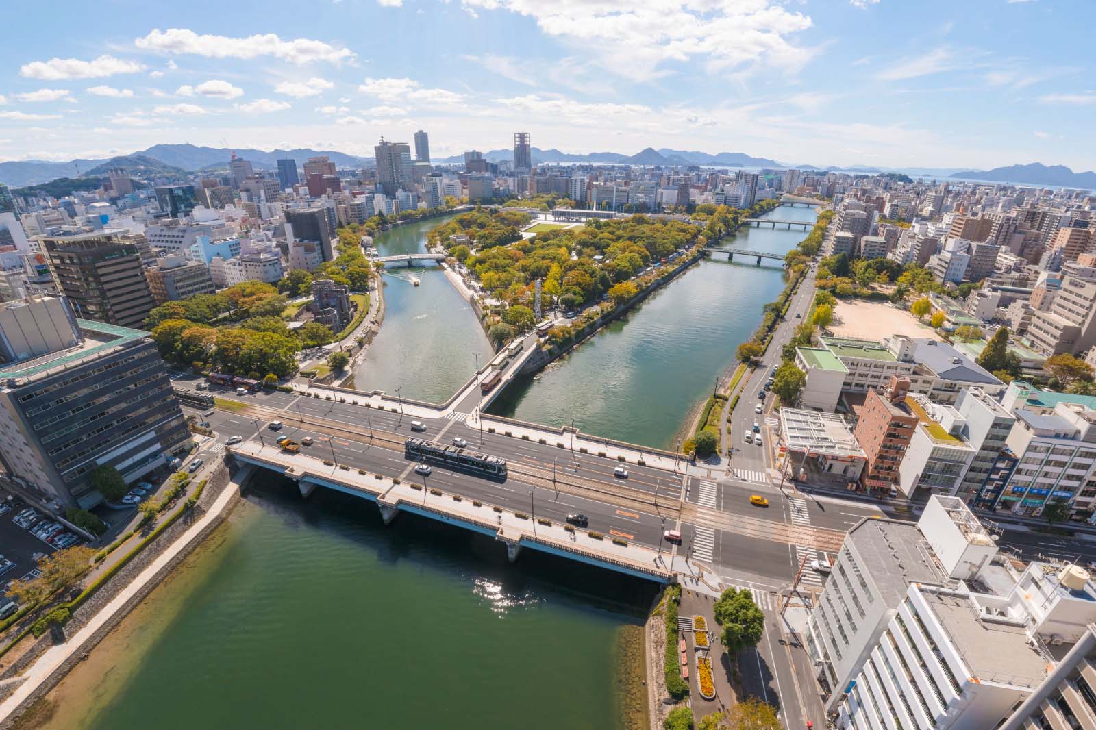 都市と施設を周辺環境とともに捉えたドローン撮影例